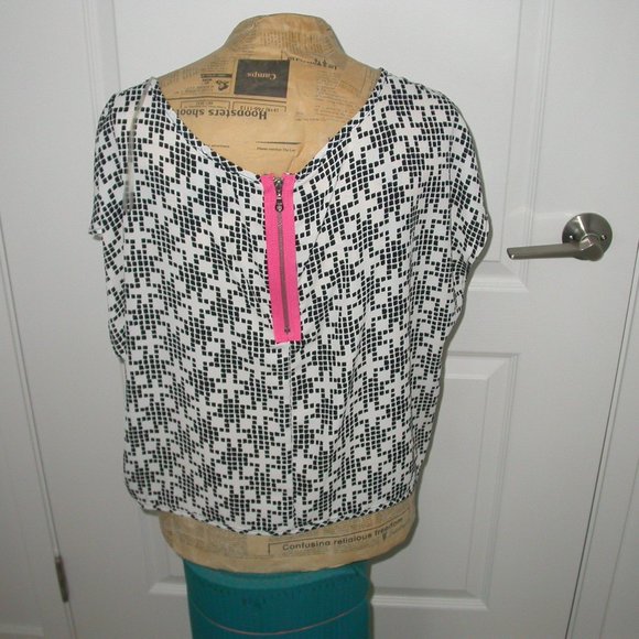 Black and White Crop Top - Picture 3 of 6